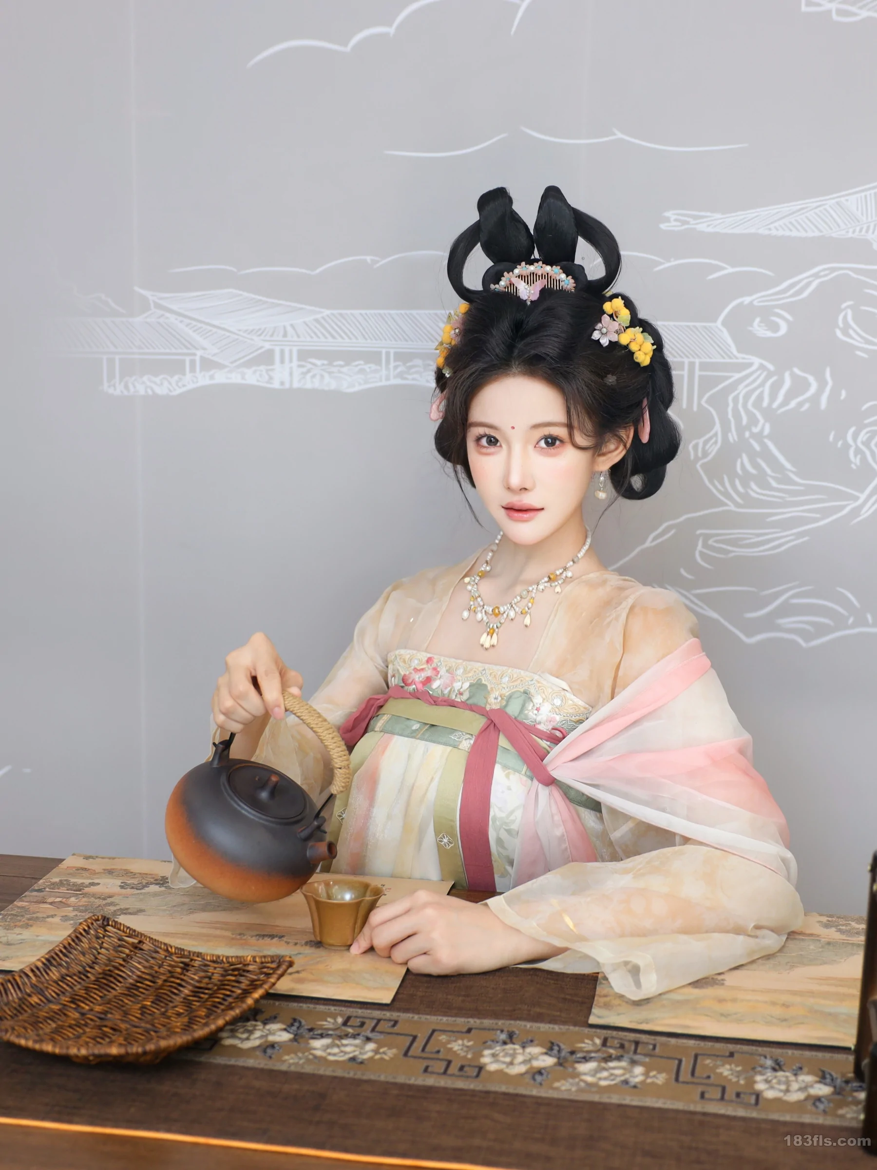 xiuren秀人网福利梨霜儿大尺度内购无码流出唐装