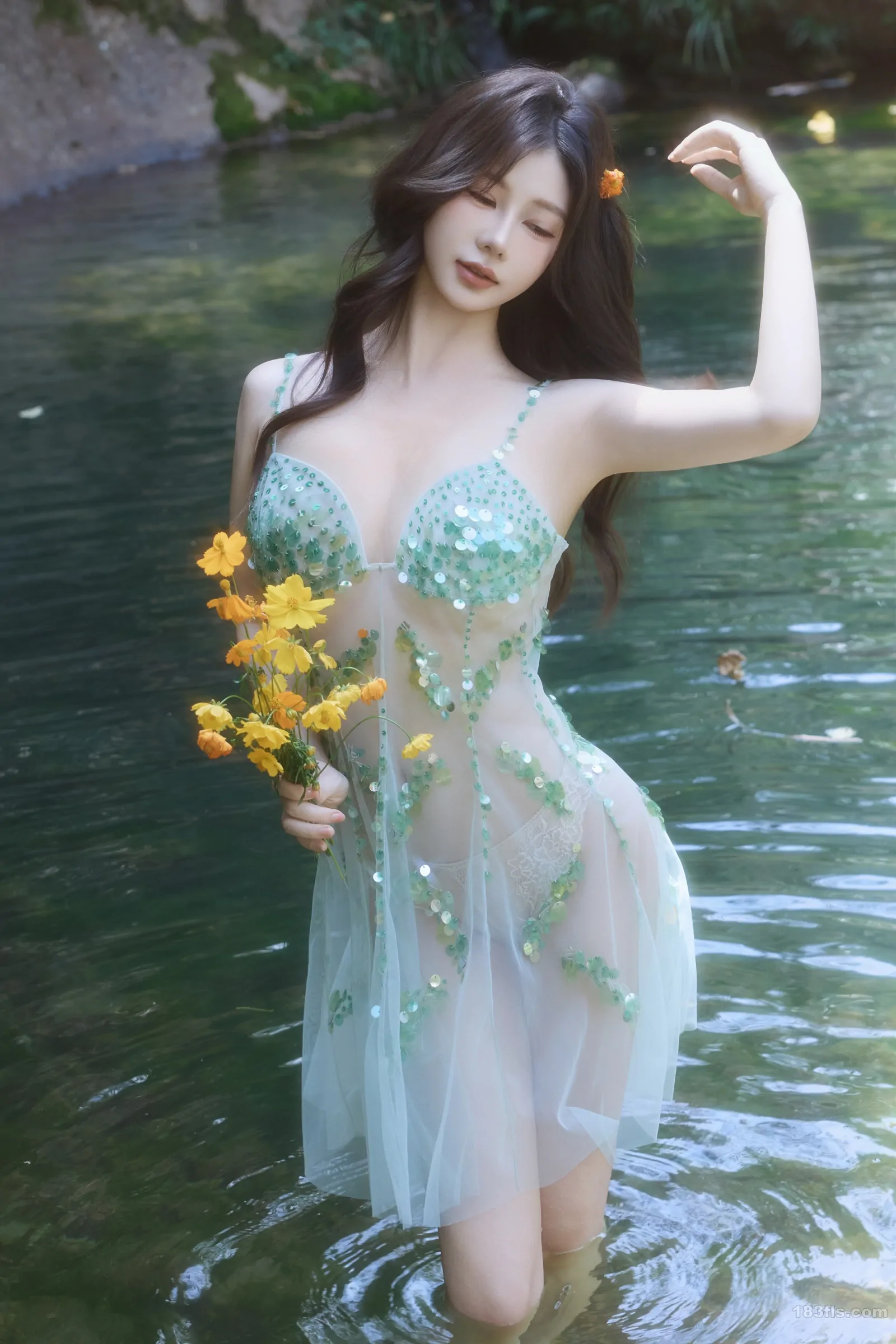 xiuren秀人网福利尹甜甜大尺度内购无码流出小溪亮片裙