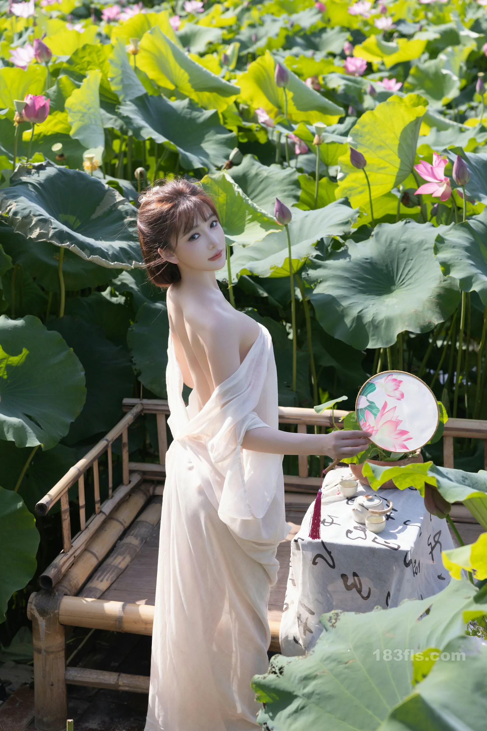 xiuren秀人网福利陆萱萱大尺度内购无码流出荷花