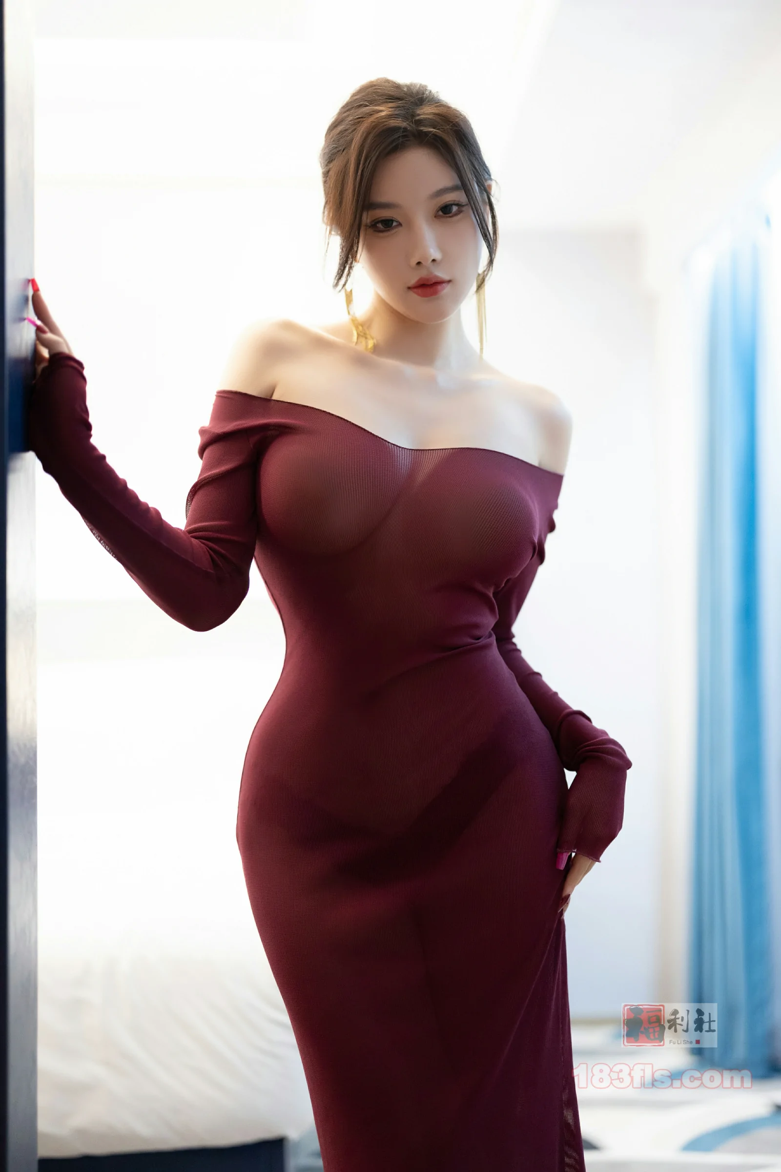 xiuren秀人网福利杨晨晨Yome大尺度内购无码流出红色连衣短裙